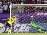 IM电竞官网首页-瑞典女足球员接受采访，分享训练秘籍