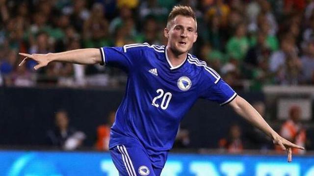 包含法国客场-险胜波兰，实力占据上风的词条