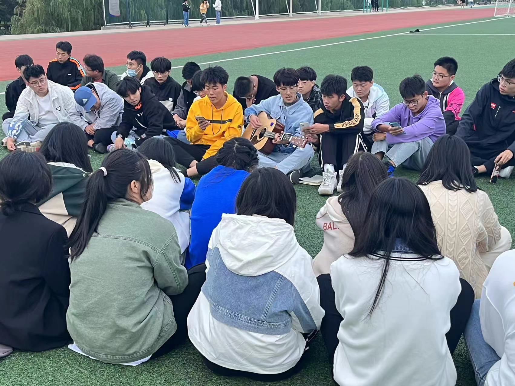 包含青岛黄海队员在场上奋力拼搏，展现团队精神的词条