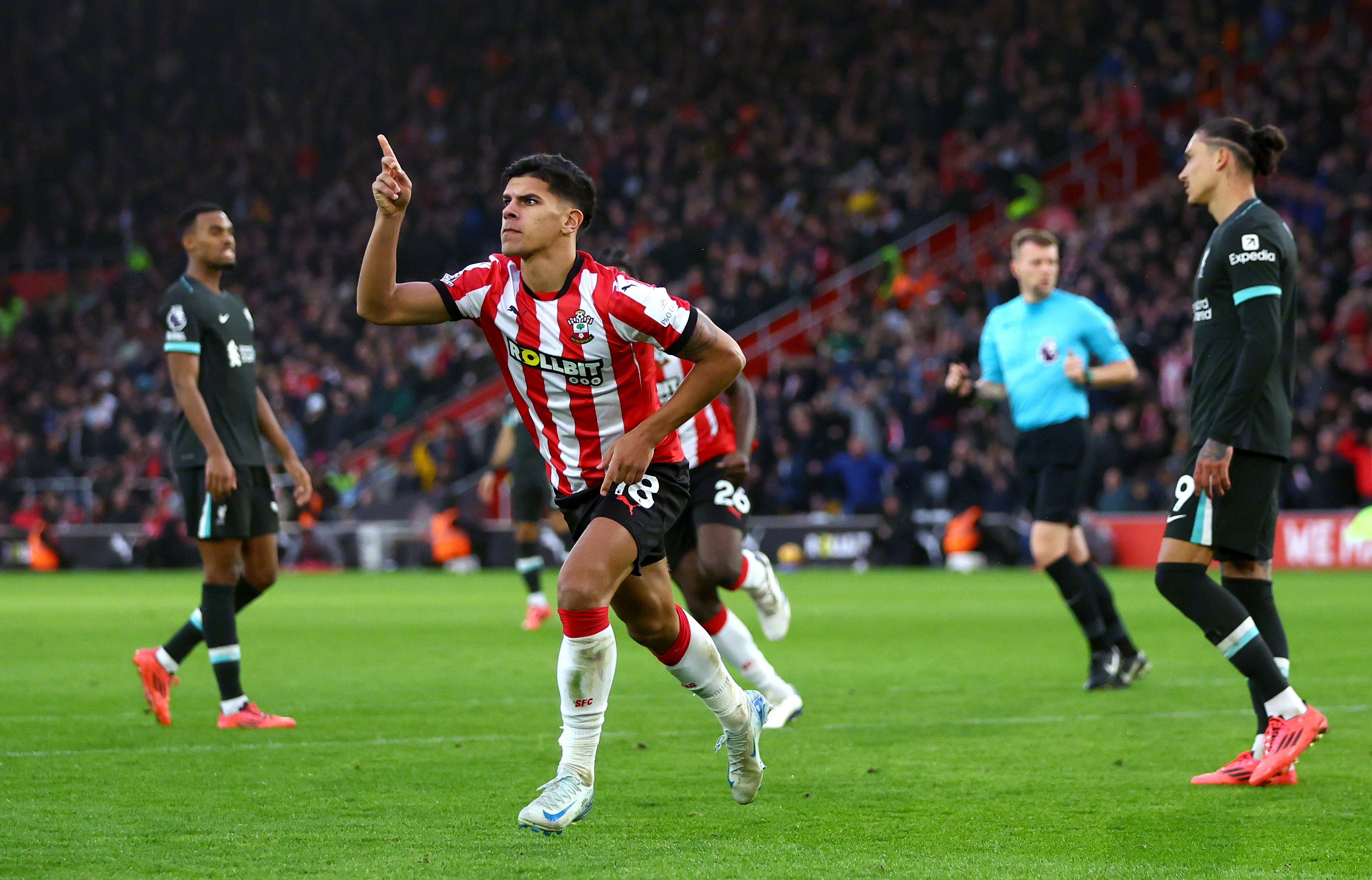 关于利物浦客场大胜南安普顿，领跑积分榜的信息