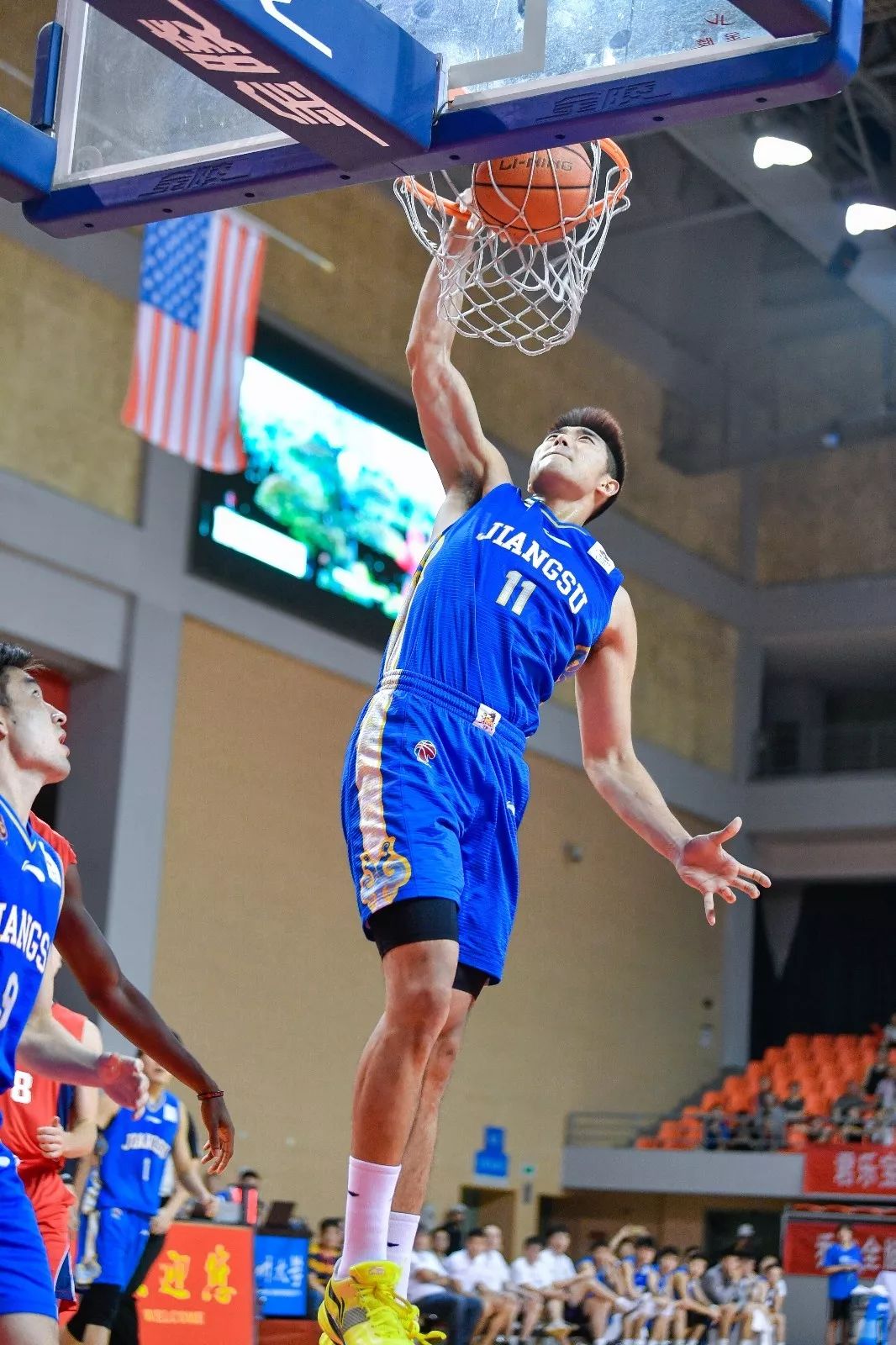 热血男子篮球对抗，谁能笑到最后