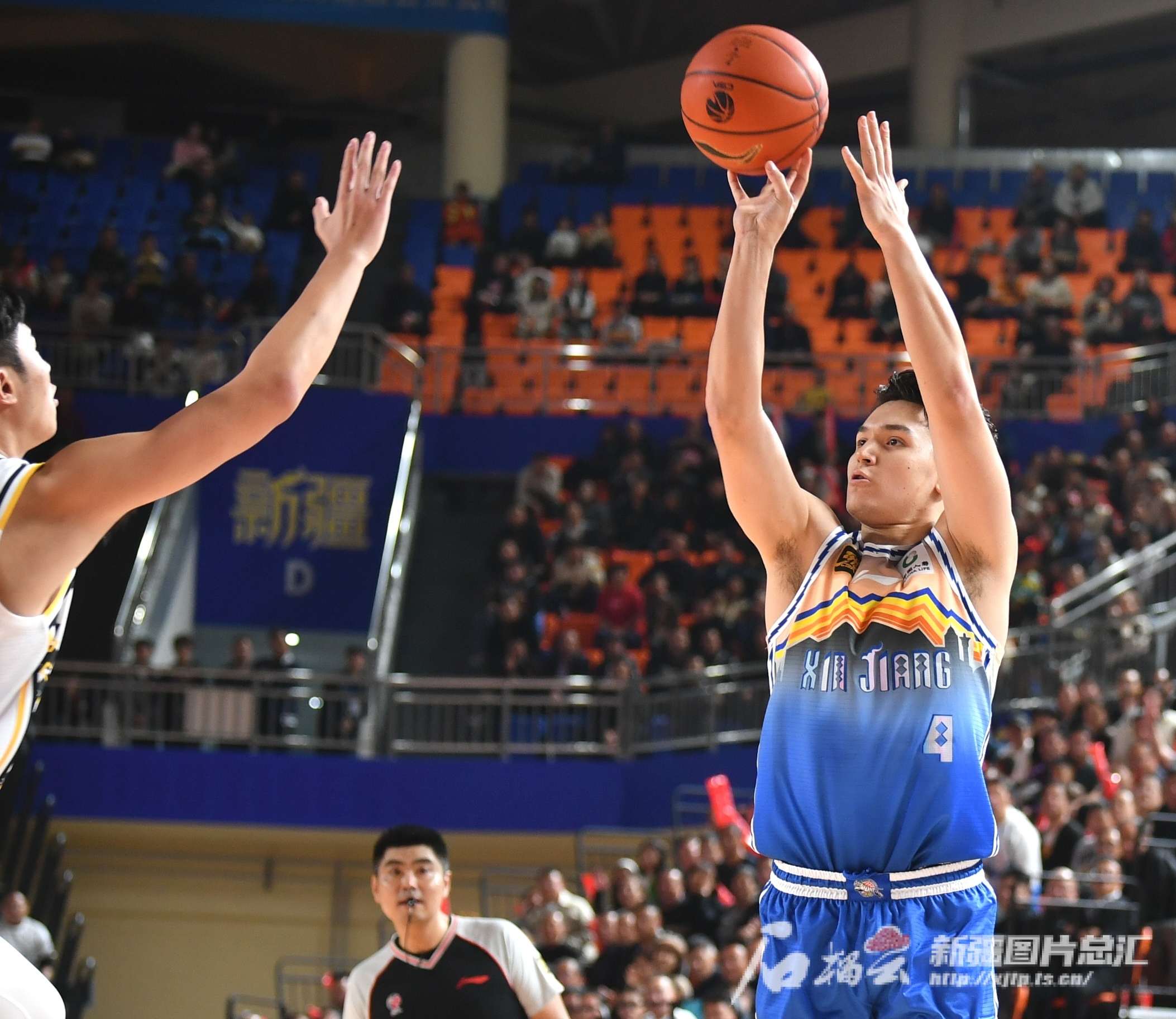 广东男篮主场迎战新疆队，球迷热情高涨的简单介绍