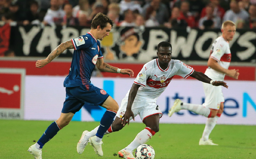 包含斯图加特战平对手，实力有所保持的词条