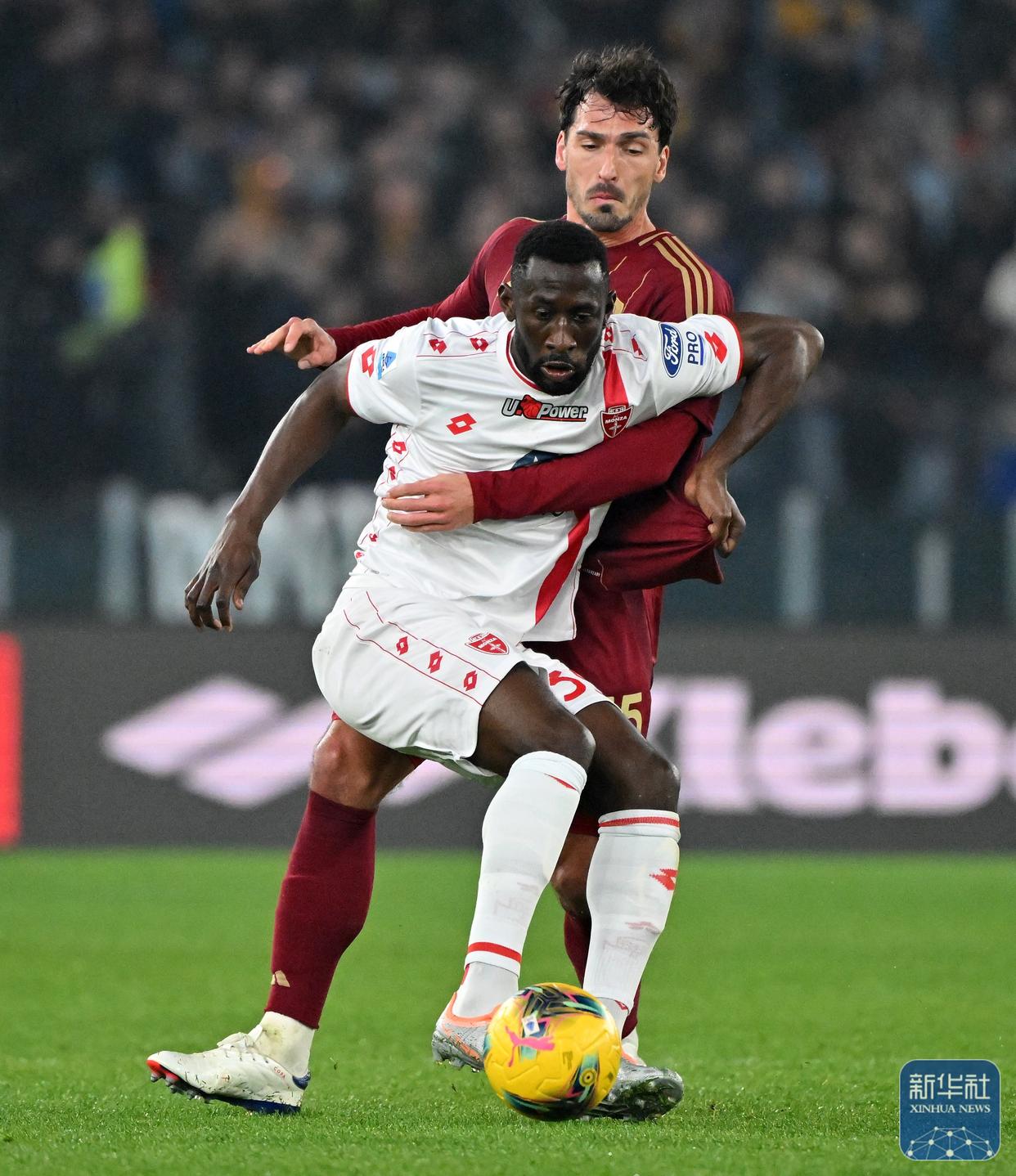 包含罗马队员们在场上尽展球技，力压对手取胜的词条