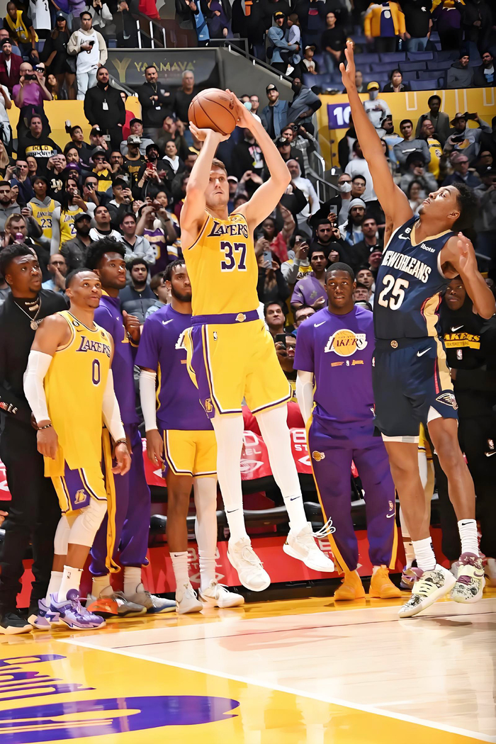 包含尼克斯射手命中率飙升，助球队取得全面领先的词条