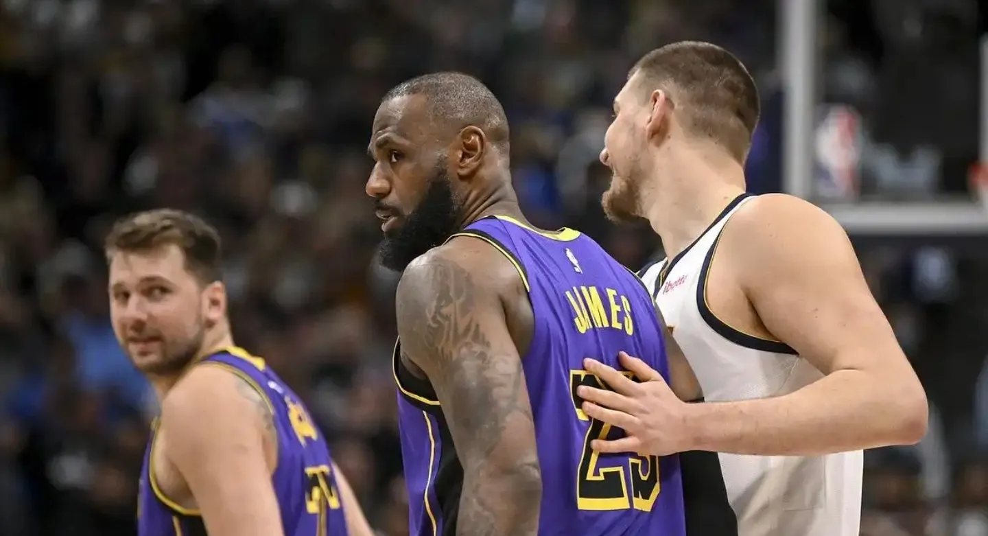 勇士掘金大战，篮下对抗十分激烈