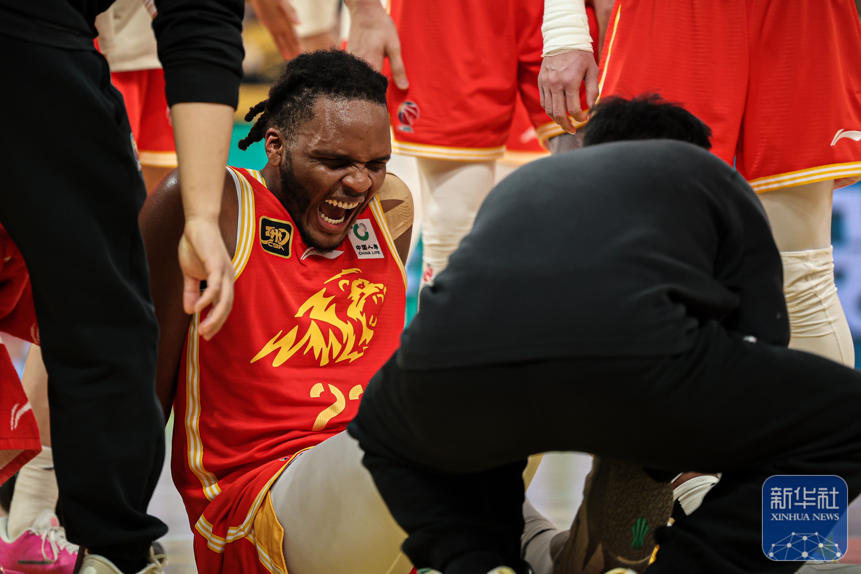 包含球员们以顽强的斗志在赛场上掀起一片波澜的词条 包含球员们以顽强的斗志在赛场上掀起一片波澜的词条