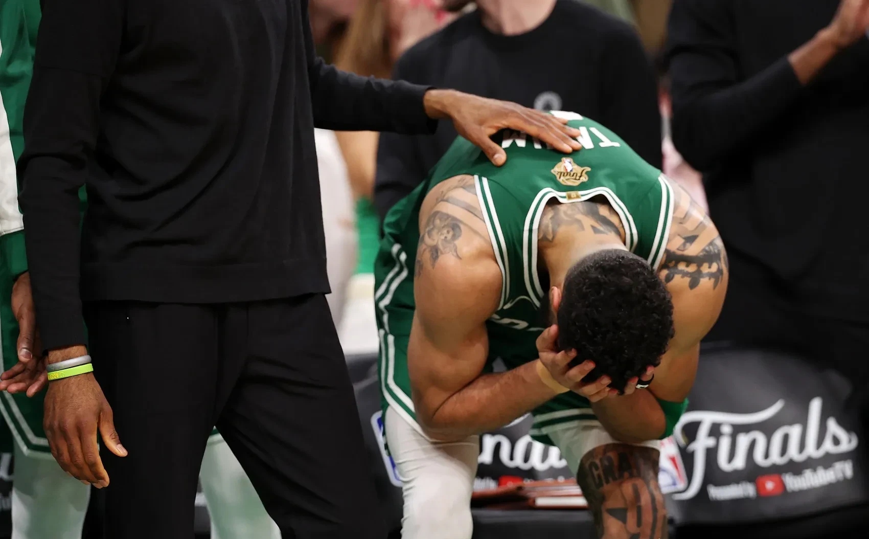 关于青岛队碾压广州队，塔图姆统治全场的信息