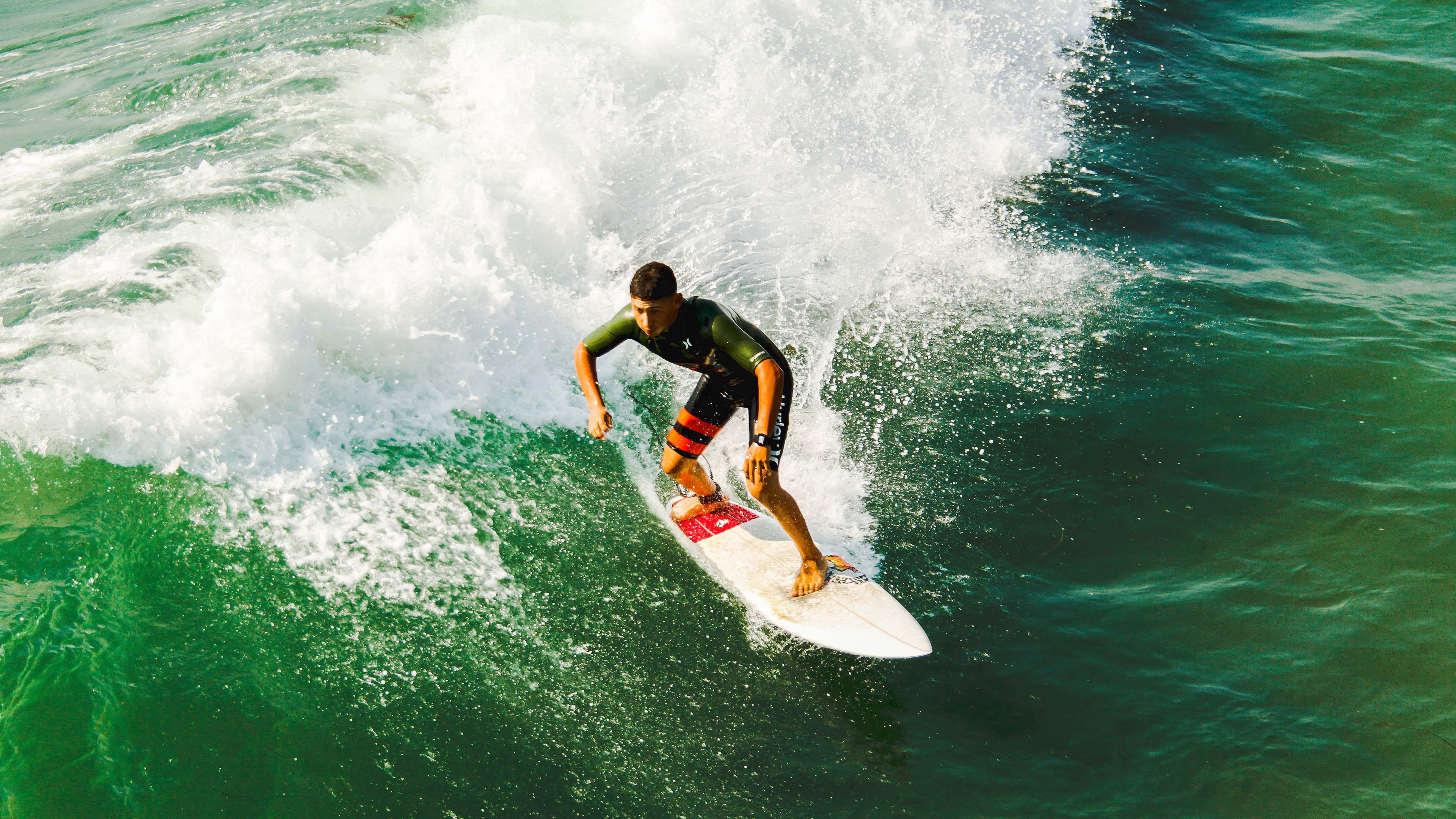 C罗连续得分拉开差距,莱比锡红牛争冠战芬兰胜出,双线焦点诠释现代足球的竞技美学